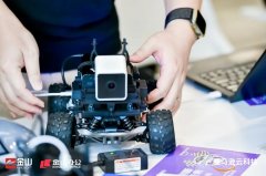 该赛车利用车载摄像头