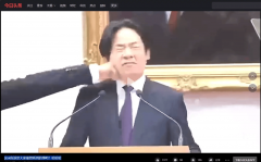 得牵着巨型公鸡的白叟这类荒唐图像得以正在监